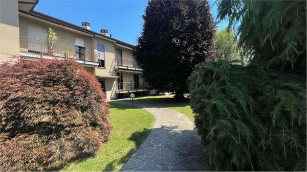 appartamento in vendita a Rovellasca in zona Manera