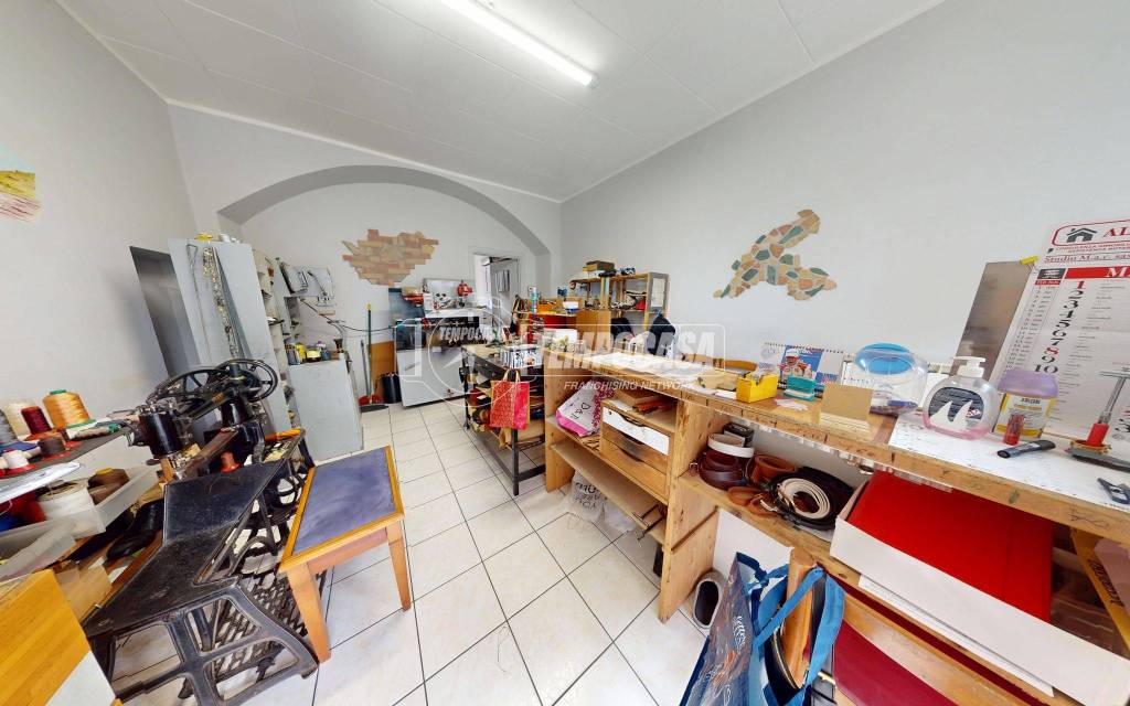 negozio in vendita a Rovellasca in zona Manera