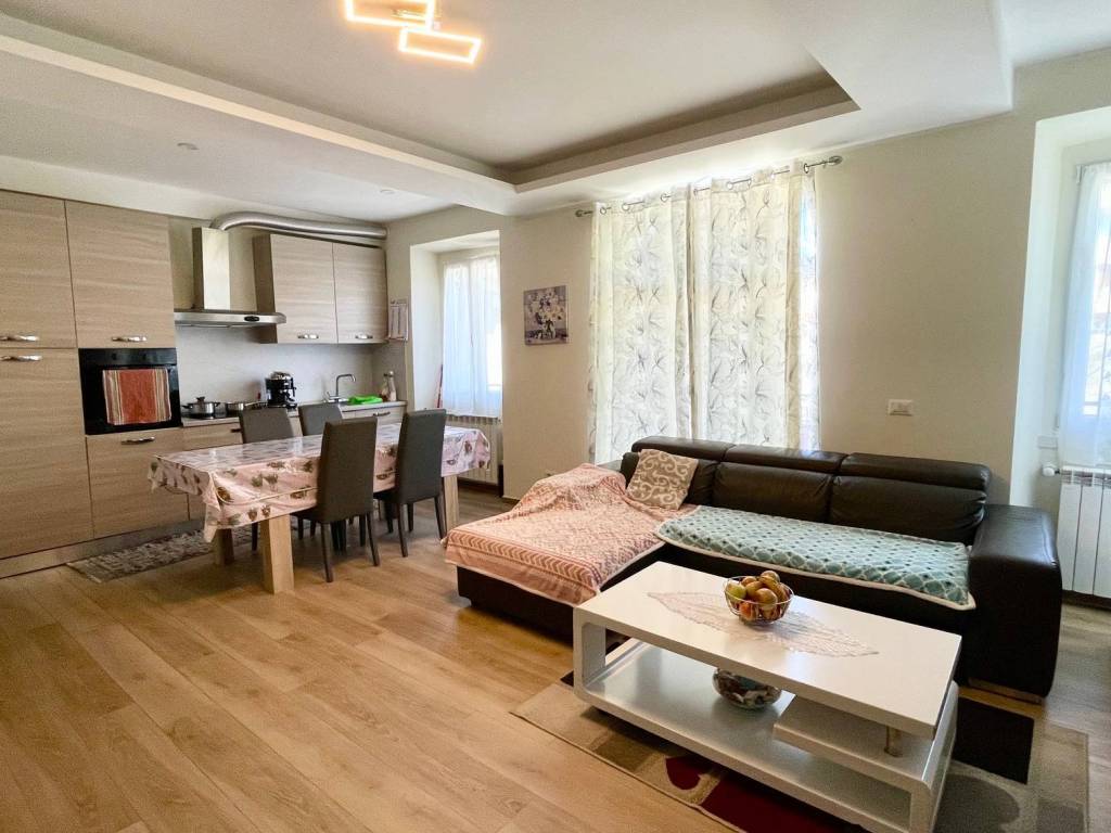 appartamento in vendita a Rovellasca in zona Manera