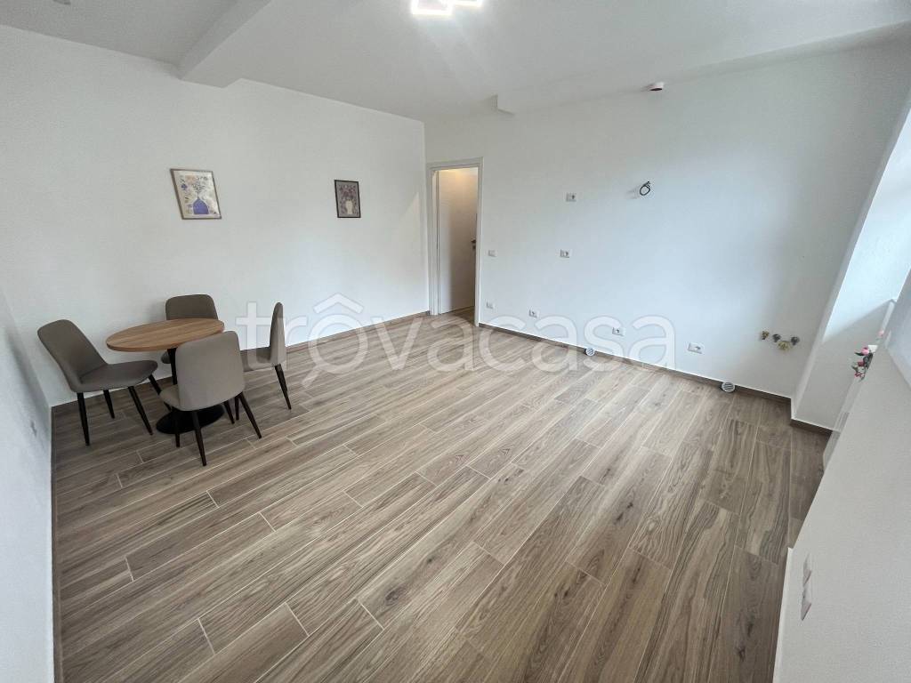 appartamento in vendita a Rovellasca in zona Manera