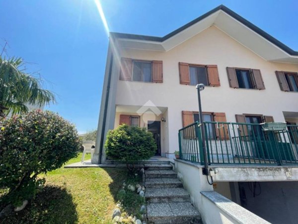 casa indipendente in vendita a Rovellasca