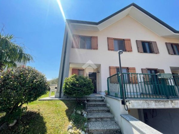 casa indipendente in vendita a Rovellasca