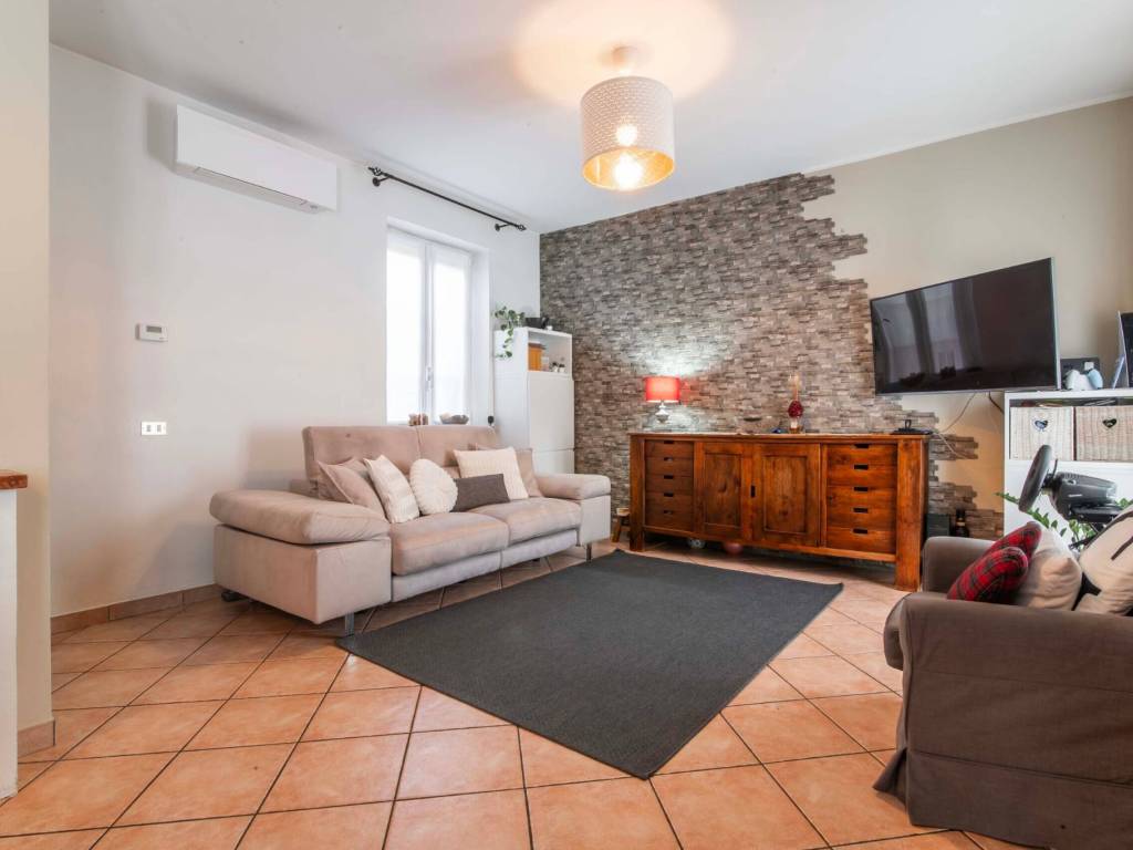 casa indipendente in vendita a Rovellasca in zona Manera