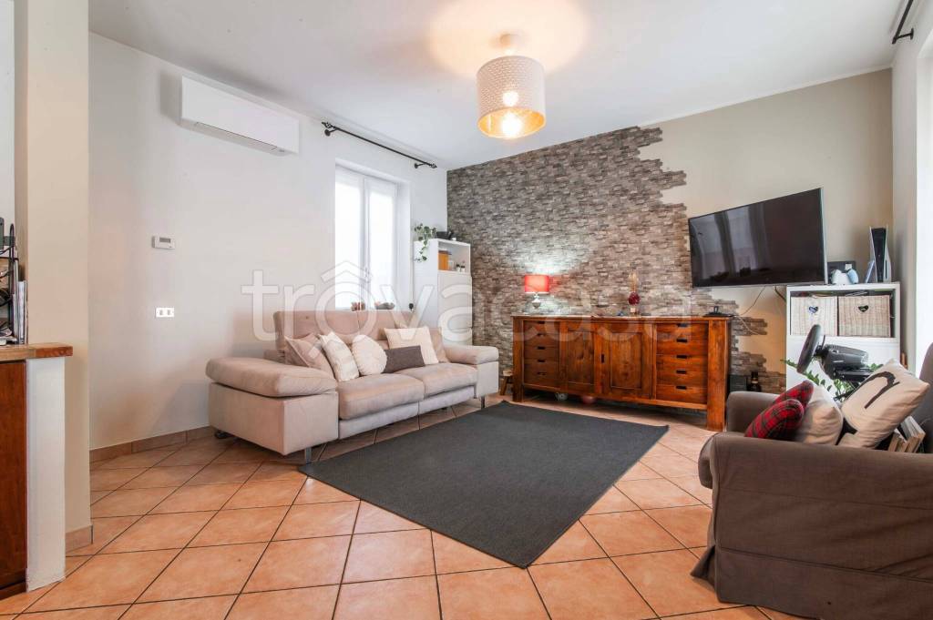 casa indipendente in vendita a Rovellasca in zona Manera