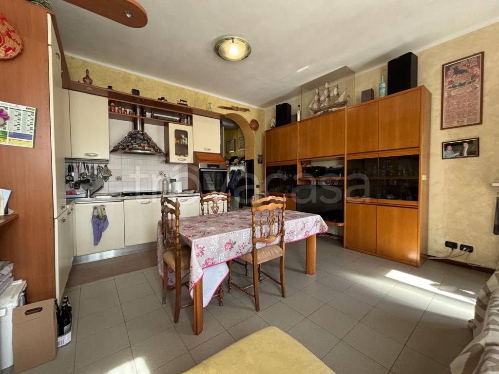 appartamento in vendita a Rovellasca in zona Manera