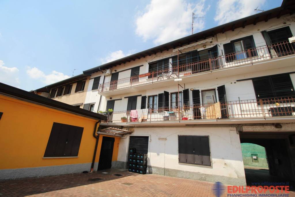 appartamento in vendita a Rovellasca in zona Manera