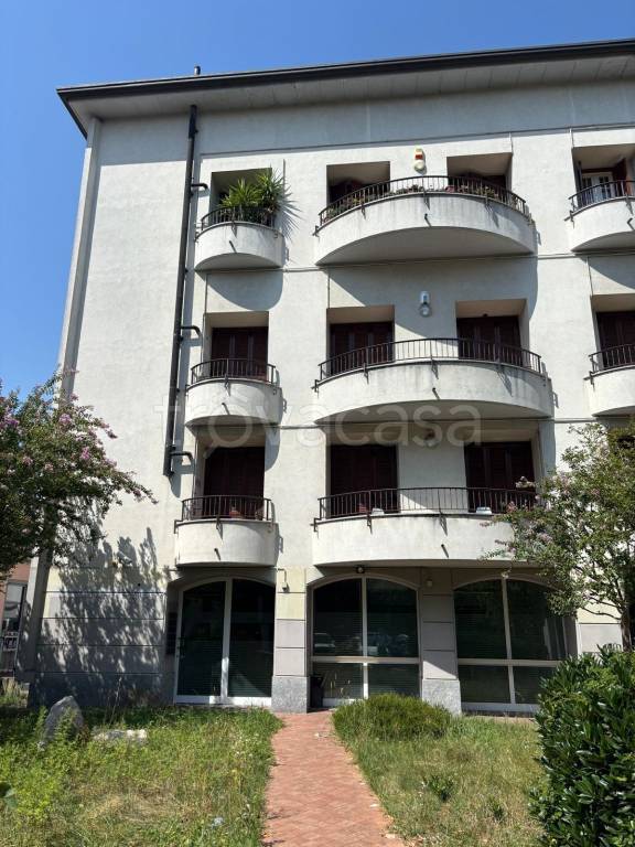 appartamento in vendita a Rovellasca in zona Manera
