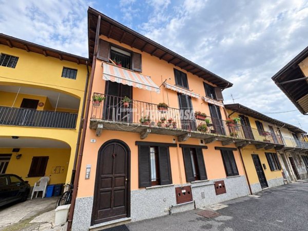 appartamento in vendita a Rovellasca in zona Manera