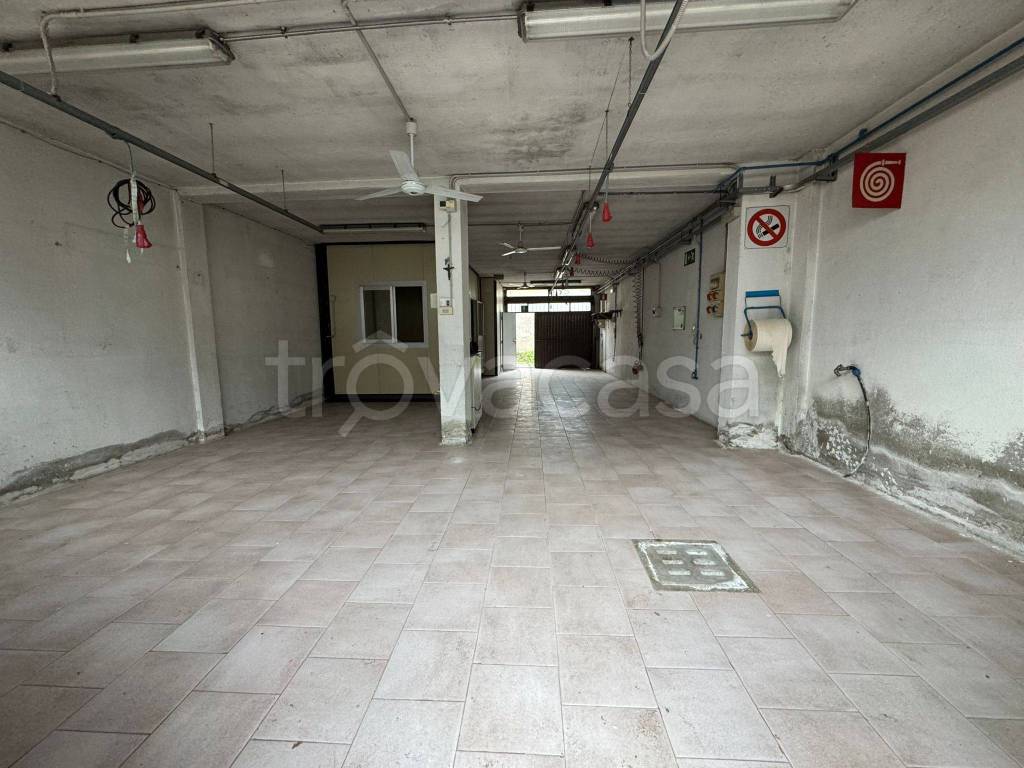 locale commerciale in vendita a Rovello Porro