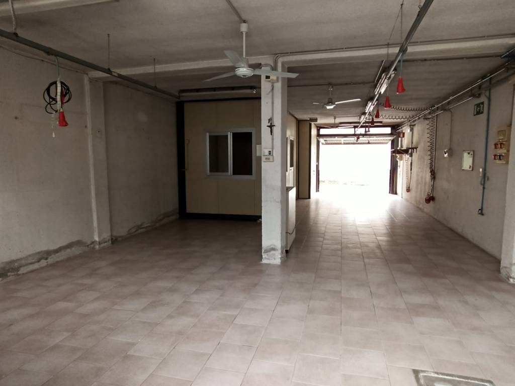 negozio in vendita a Rovello Porro