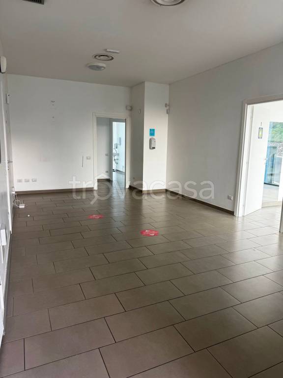 negozio in vendita a San Fermo della Battaglia in zona Cavallasca