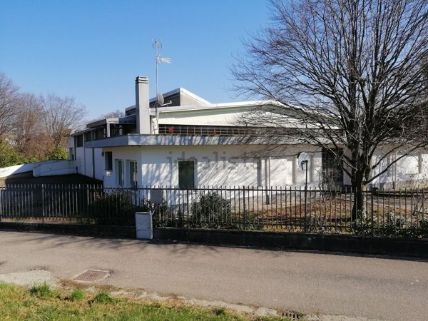 locale commerciale in vendita a San Fermo della Battaglia in zona Cavallasca