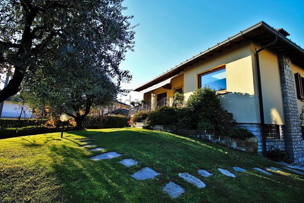 casa indipendente in vendita a San Fermo della Battaglia in zona Cavallasca