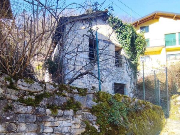 casa indipendente in vendita a Schignano in zona Occagno