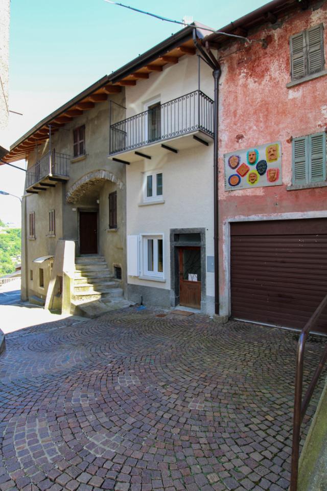 casa indipendente in vendita a Schignano in zona Occagno