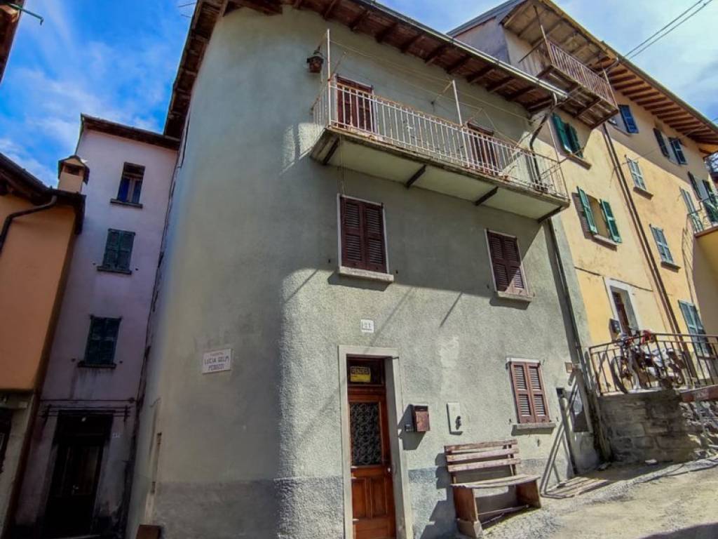 casa indipendente in vendita a Schignano in zona Occagno
