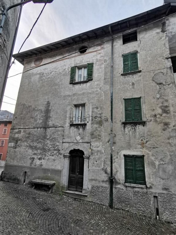 casa indipendente in vendita a Schignano in zona Occagno