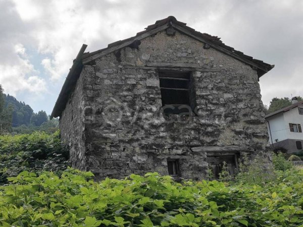 casa indipendente in vendita a Schignano in zona Occagno