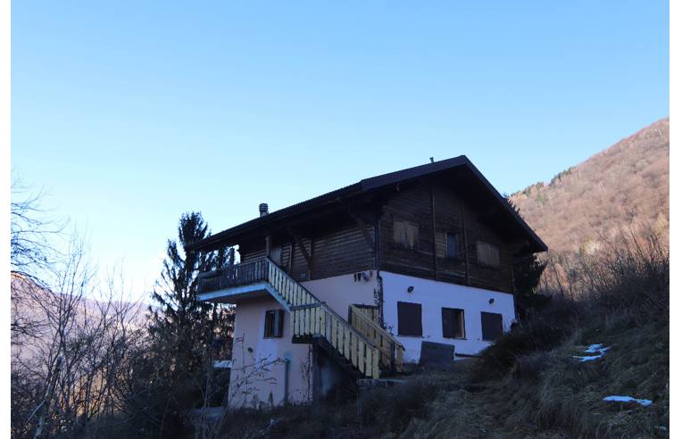 appartamento in vendita a Schignano in zona Vesbio