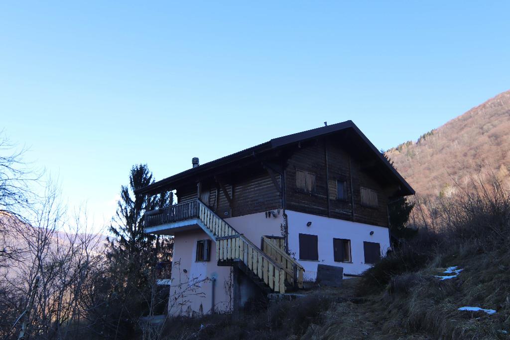 appartamento in vendita a Schignano in zona Vesbio