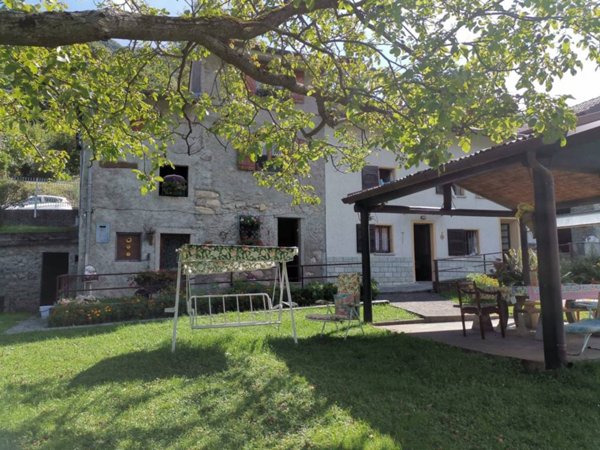 casa indipendente in vendita a Schignano in zona Posa