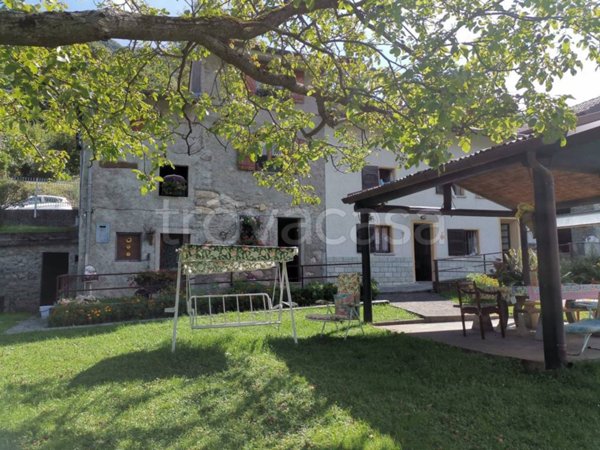 casa indipendente in vendita a Schignano in zona Posa