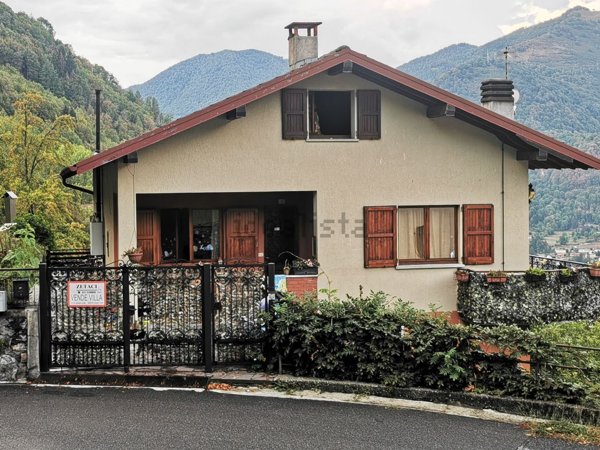 casa indipendente in vendita a Schignano