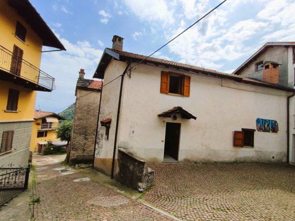 casa indipendente in vendita a Schignano in zona Occagno