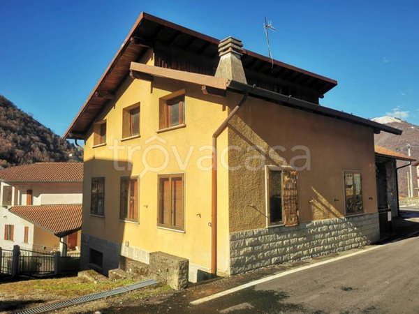 casa indipendente in vendita a Schignano in zona Occagno