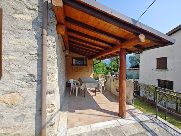 casa indipendente in vendita a Schignano in zona Perla