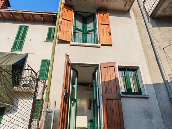 casa indipendente in vendita a Schignano in zona Occagno