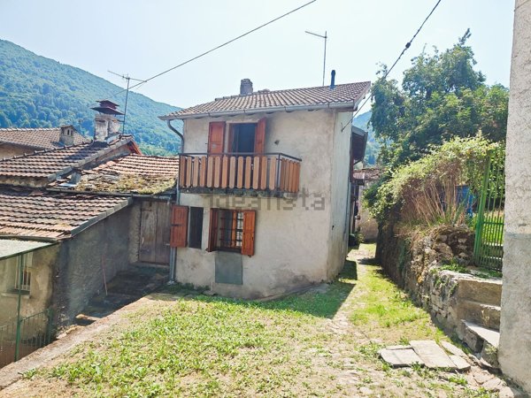 casa indipendente in vendita a Schignano in zona Perla