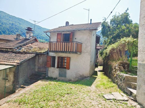 casa indipendente in vendita a Schignano in zona Occagno