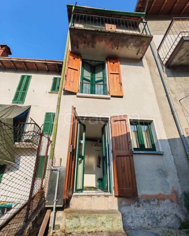 casa indipendente in vendita a Schignano in zona Occagno