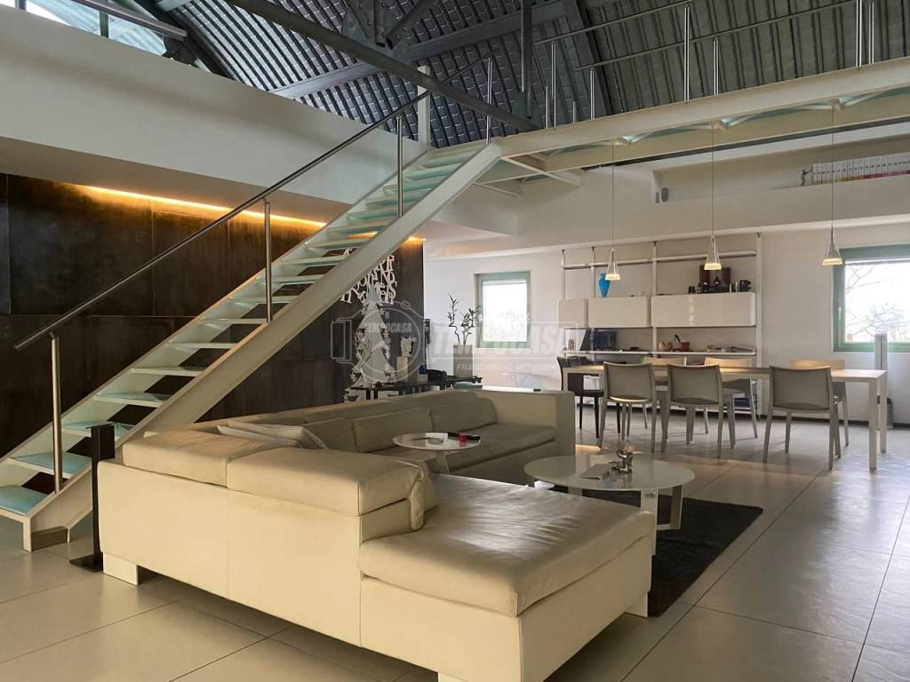 intera palazzina in vendita a Senna Comasco