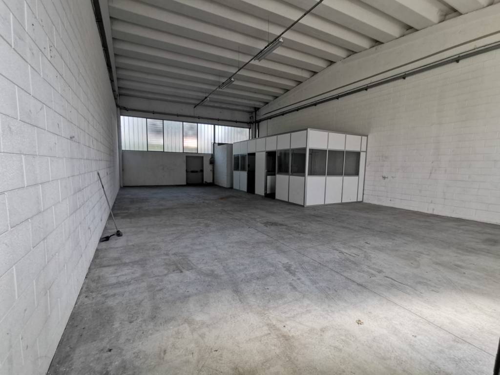 locale commerciale in vendita a Senna Comasco