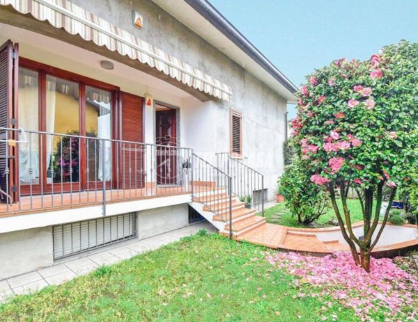 casa indipendente in vendita a Senna Comasco in zona Navedano