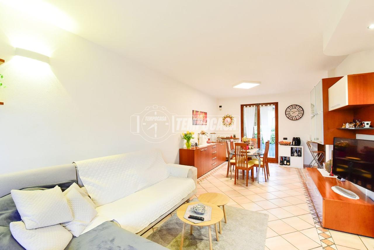 casa indipendente in vendita a Senna Comasco