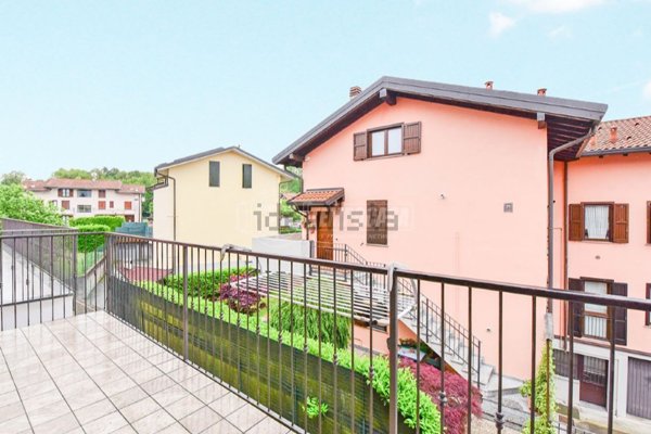 appartamento in vendita a Senna Comasco in zona Navedano