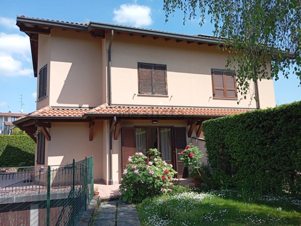 casa indipendente in vendita a Senna Comasco