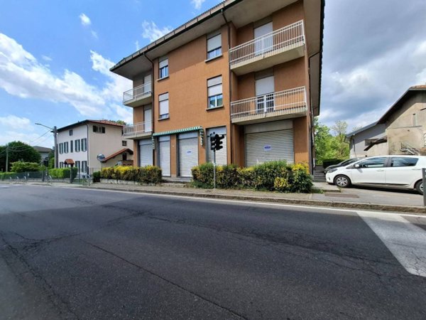 negozio in vendita a Senna Comasco in zona Navedano
