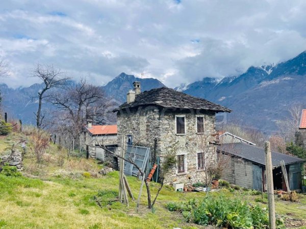 casa indipendente in vendita a Sorico in zona Albonico