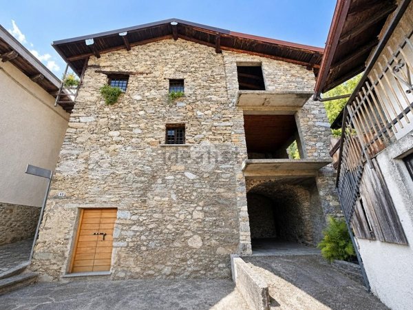 casa indipendente in vendita a Sorico in zona Albonico