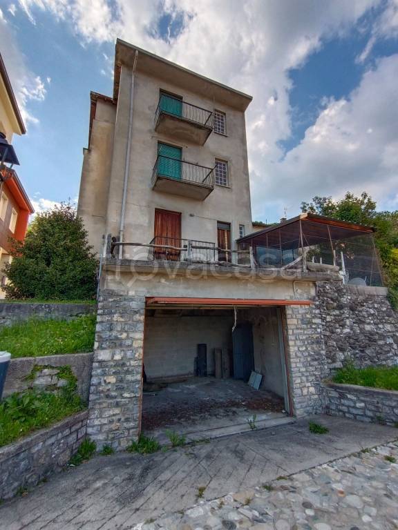 casa indipendente in vendita a Sormano