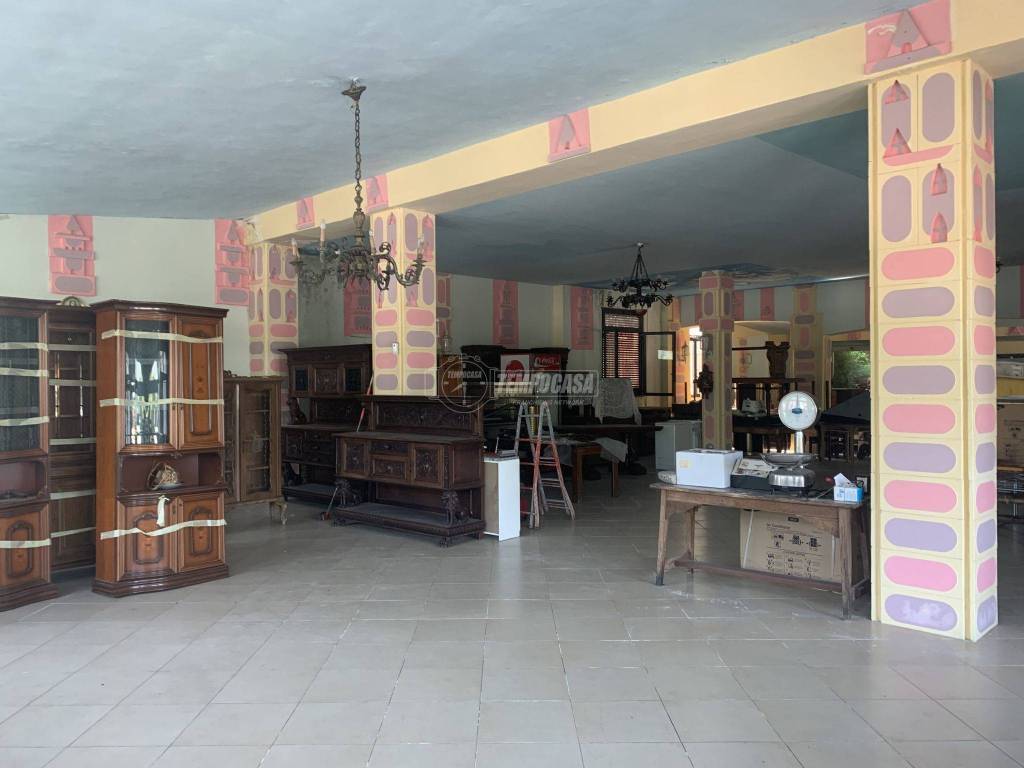 negozio in vendita a Tavernerio