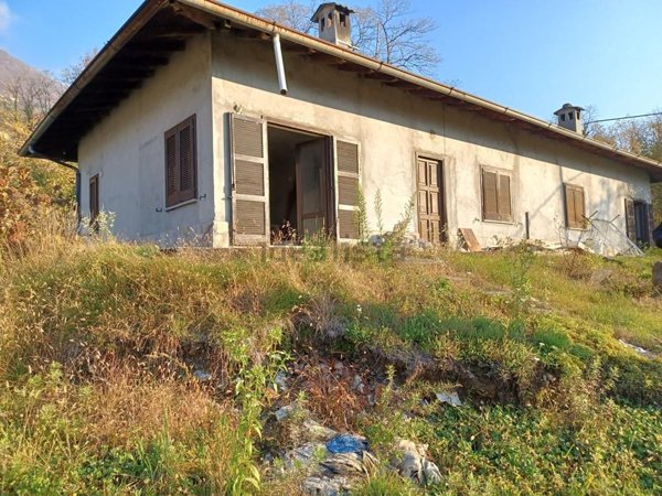 casa indipendente in vendita a Trezzone
