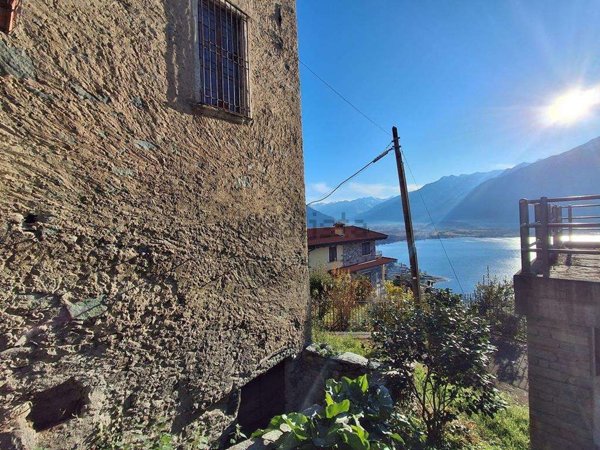 casa indipendente in vendita a Trezzone