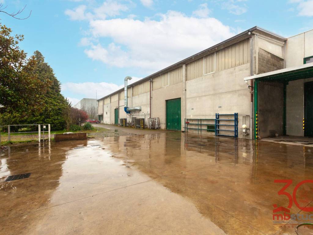 locale commerciale in vendita a Turate