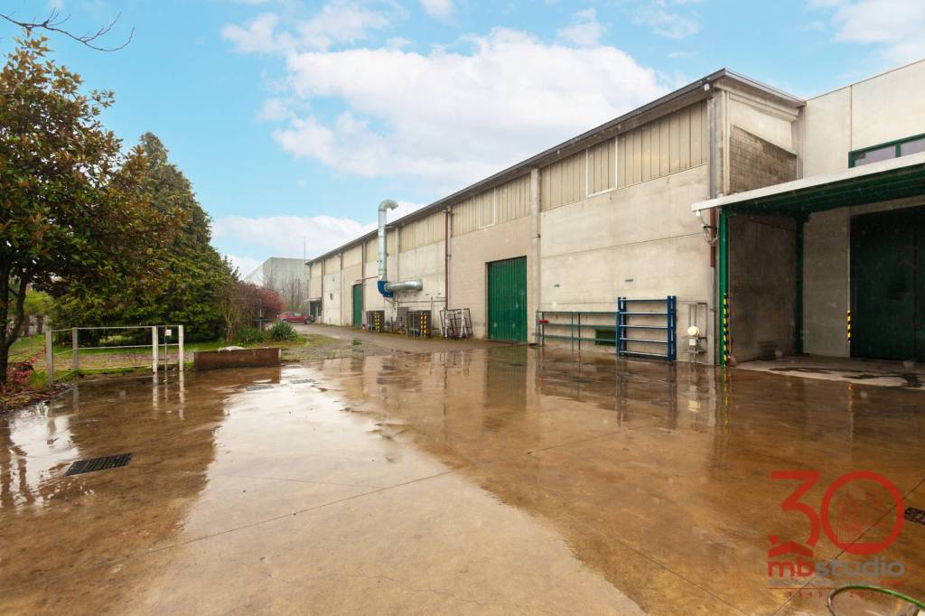 locale commerciale in vendita a Turate