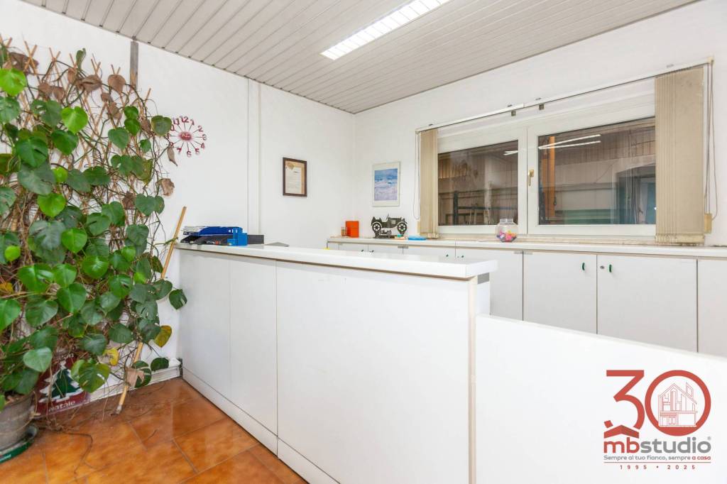 locale commerciale in vendita a Turate